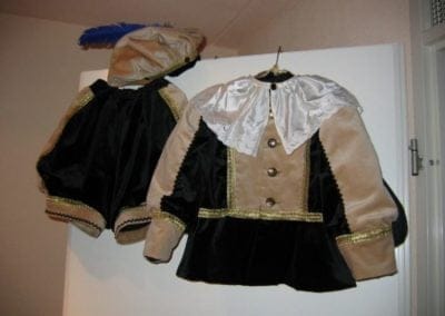 Haute Couture Pietenpak echt fluweel en kant uit Parijis 837x628 &raquo; SoPressed Wordpress Divi & More